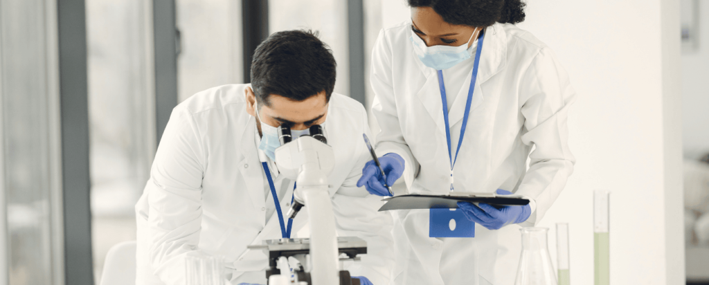 científicos mirando en un microscopio